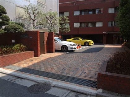 メゾンドール北参道の駐車場